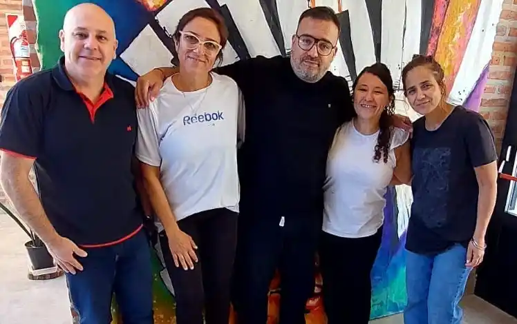 El jefe regional Emanuel Benítez Mendiburu (en el centro de la foto) en su visita a una escuela de Lobería