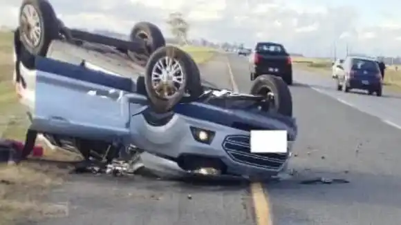 Trágico accidente en la Ruta 2: una pareja de Mar del Plata murió al volcar su auto cerca de Dolores