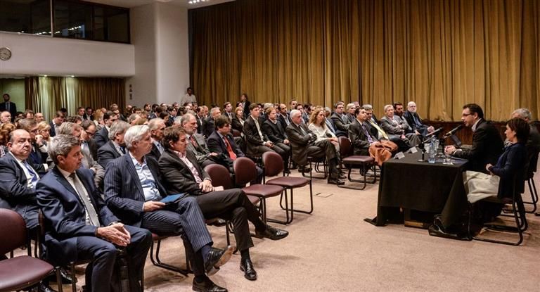 Sandleris detalló su plan de política monetaria ante representantes de la CNV y bancos