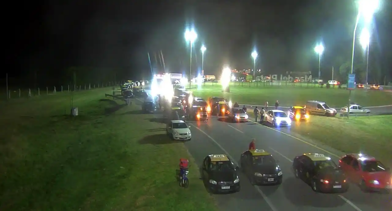 Taxistas levantaron el corte de ruta de acceso a Mar del Plata pero la disputa con el municipio continúa: “No vamos a aceptar extorsiones”, dijo el intendente