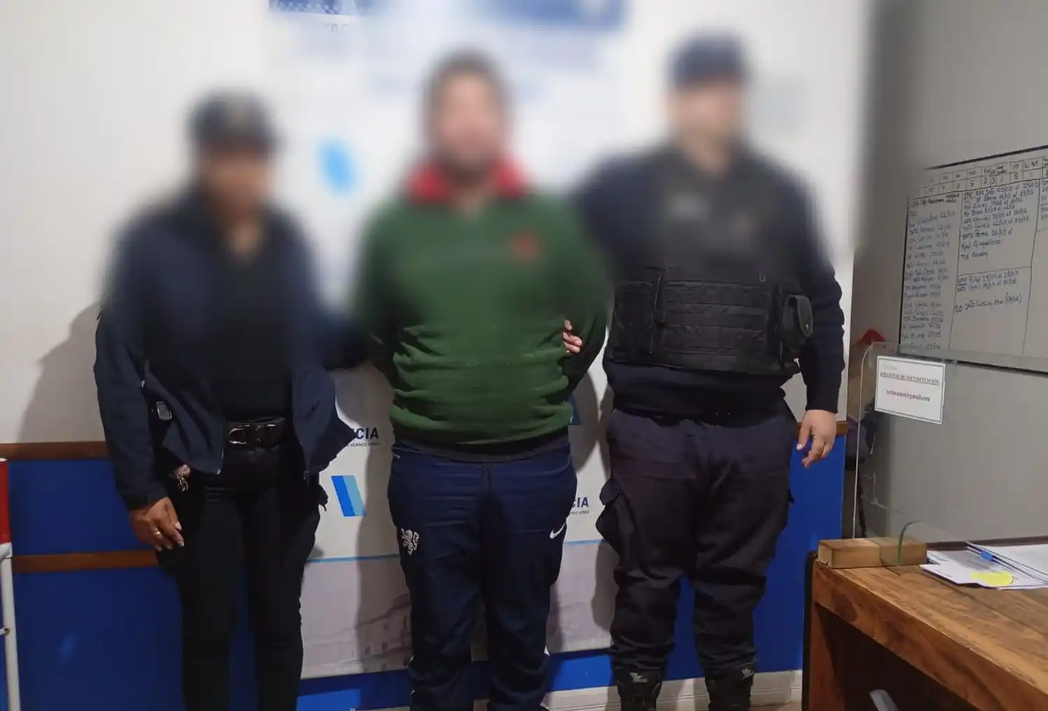 Un joven denunció que el hombre había amenazado con un arma blanca y golpeado a su madre el día anterior.
