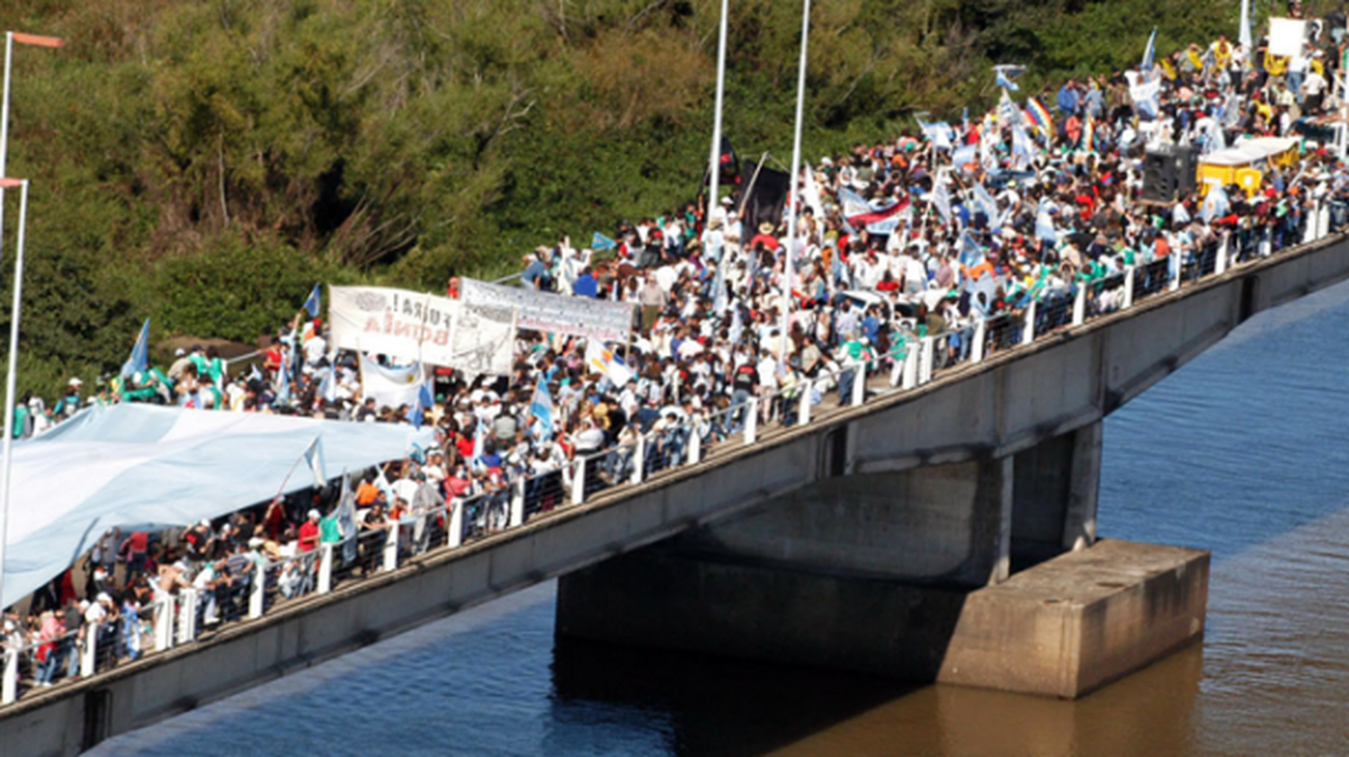 Asambleístas de Gualeguychú marchan para protestar por la ex Botnia 