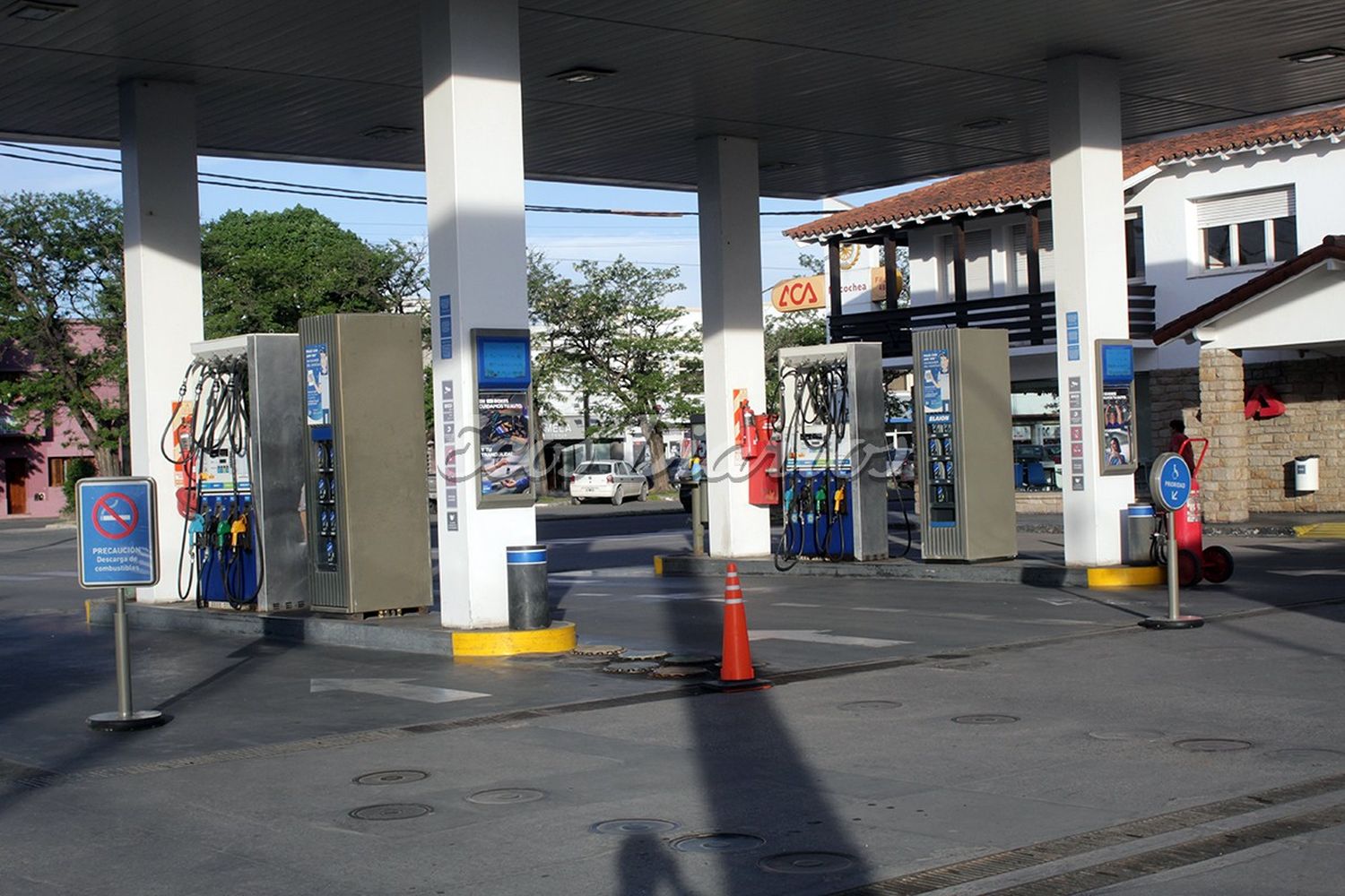 Naftas: largas colas por el desabastecimiento y ventas restringidas en las estaciones