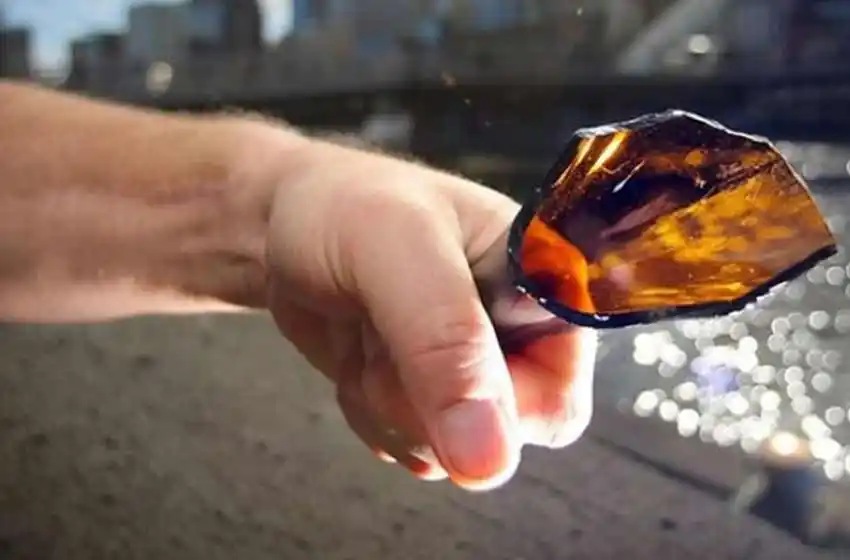 Discutió con su pareja, la atacó a golpes de puño y le partió un botellazo en la cabeza