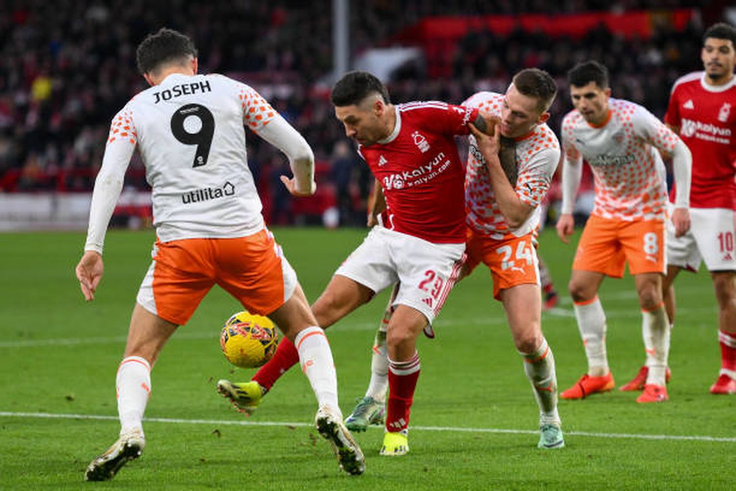 Montiel en acción ante Blackpool.