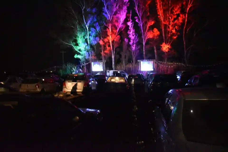 Éxito total: debutó el autocine de Chovet en el basural recuperado