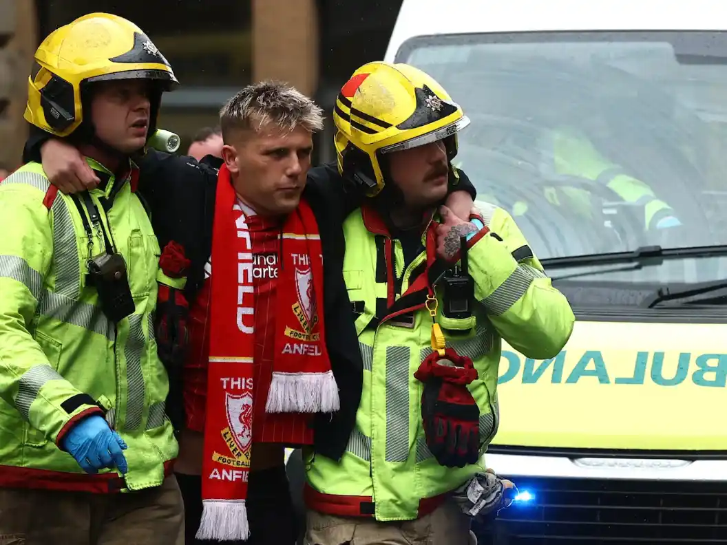 Un auto atropelló a hinchas del Liverpool durante los festejos por título de la Premier League: al menos cuatro heridos