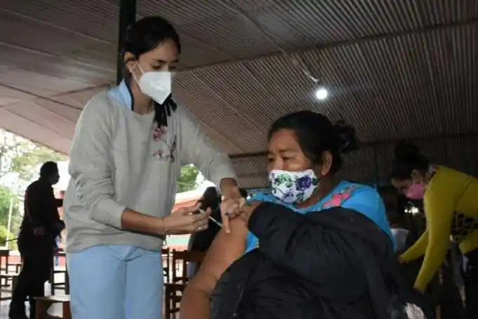 Hoy se continuará vacunando contra la covid-19 a residentes del interior provincial