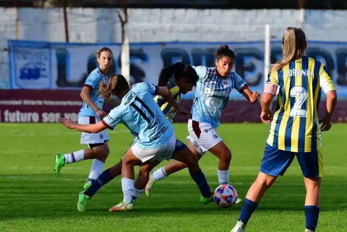 Romina Núñez (11), en la derrota de UAI Urquiza ante Central.