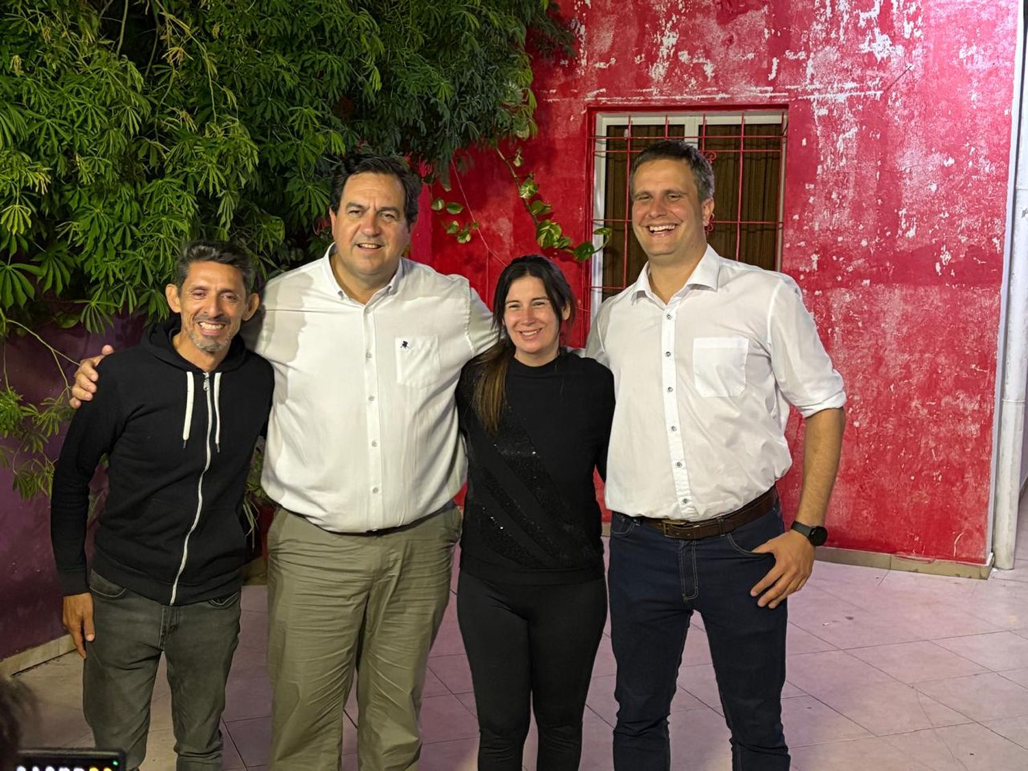 Juan Pablo Suligoy, de camisa blanca a la derecha de la foto, ganador de la interna del peronismo.
