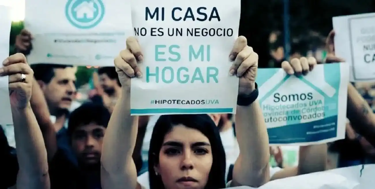 Protesta de jóvenes damnificados con los créditos UVA.