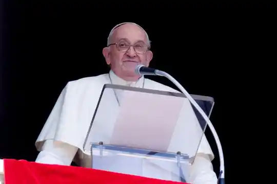 El papa se recupera.