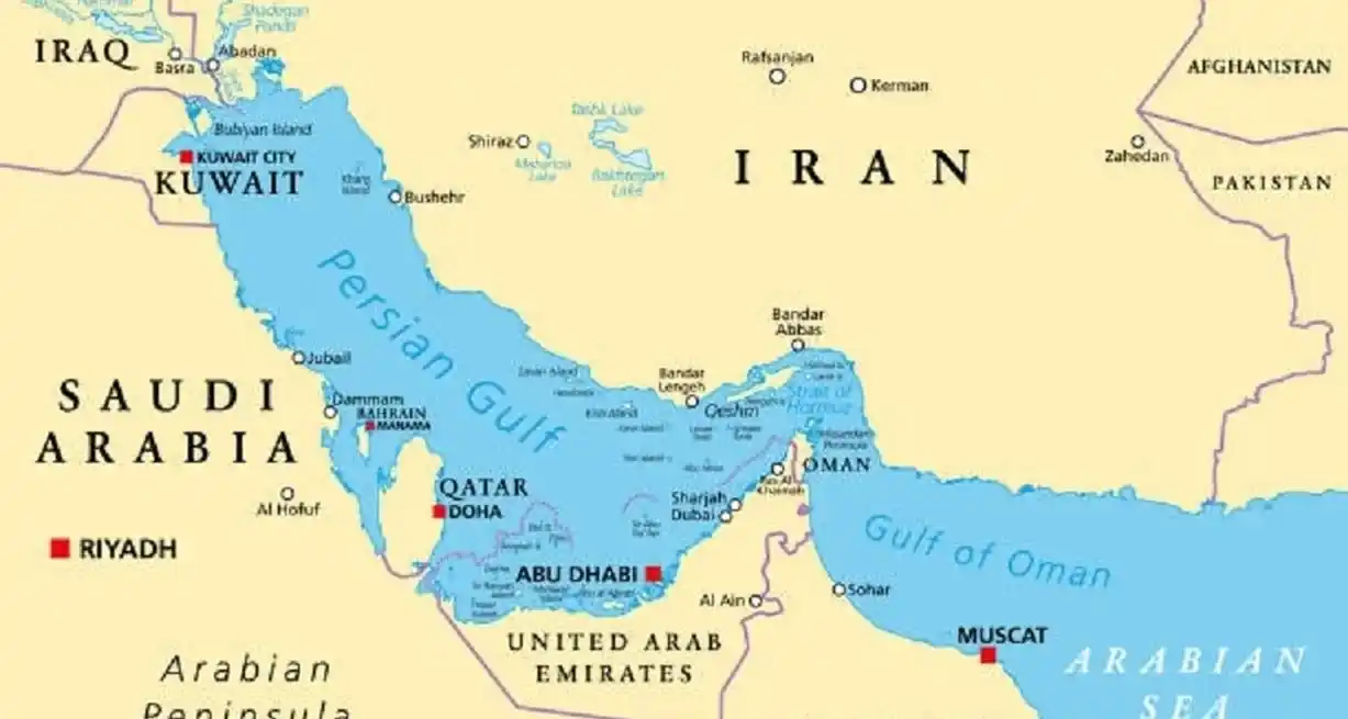 Estrecho de Ormuz (Strait of Hormuz). Brazo de mar angosto entre los golfos de Omán (sudeste) y Pérsico (sudoeste). En la costa norte se localiza Irán y en la costa sur el exclave omaní de Musandam.