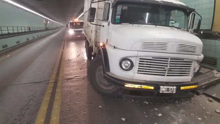 Un camión se cruzó de carril y se chocó la pared del túnel subfluvial