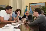 La ministra Silvina Batakis junto al diputado Rogelio Iparraguirre, el intendente Miguel Lunghi y el empresario Pablo Cagnoli, evaluando el plano de la zona industrial.