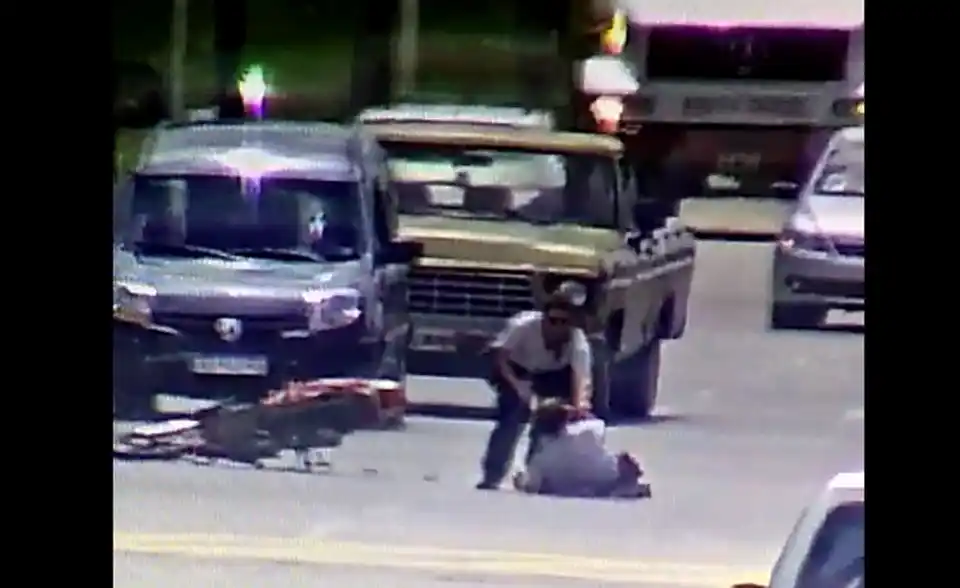 El video del momento en que la inspectora fue atropellada y detienen al motociclista