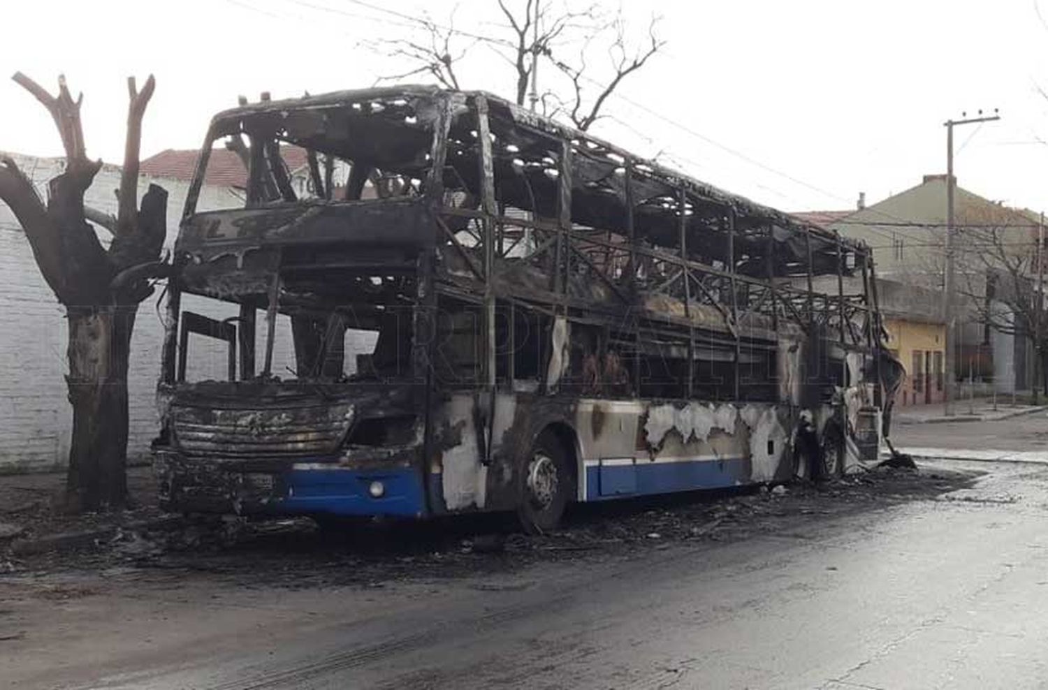 Se incendió un colectivo de El Rápido: la empresa afirma que fue intencional