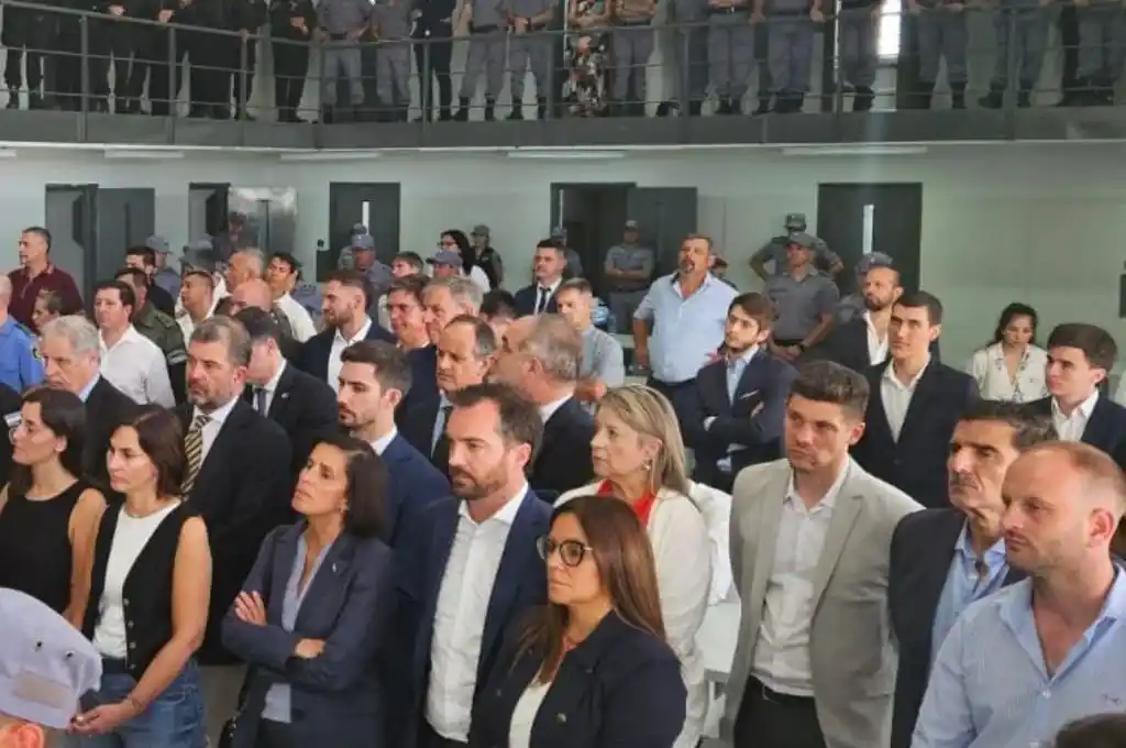 Ramírez, en la parte de atrás de los asistentes, observando la inauguración del penal en la ciudad que gobierna. Foto: Marcelo Colombo
