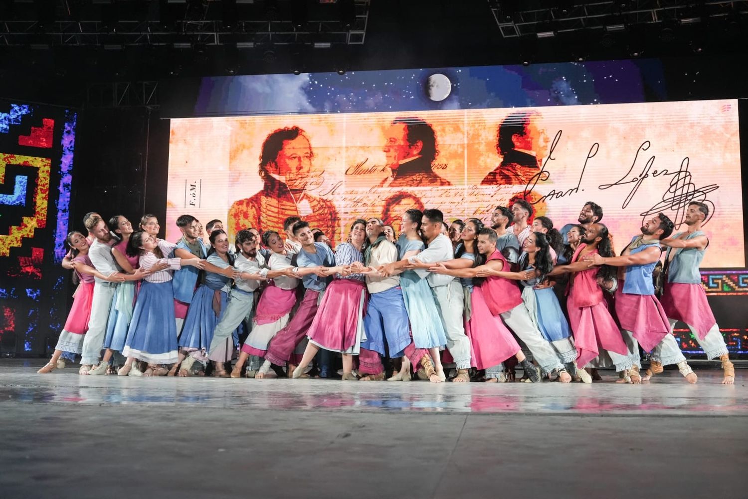 Artistas santafesinos rindieron homenaje al Brigadier López en la Primera Luna del Festival de Cosquín