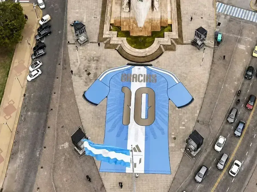 La camiseta gigante con un GRACIAS para Leo Messi en Rosario.