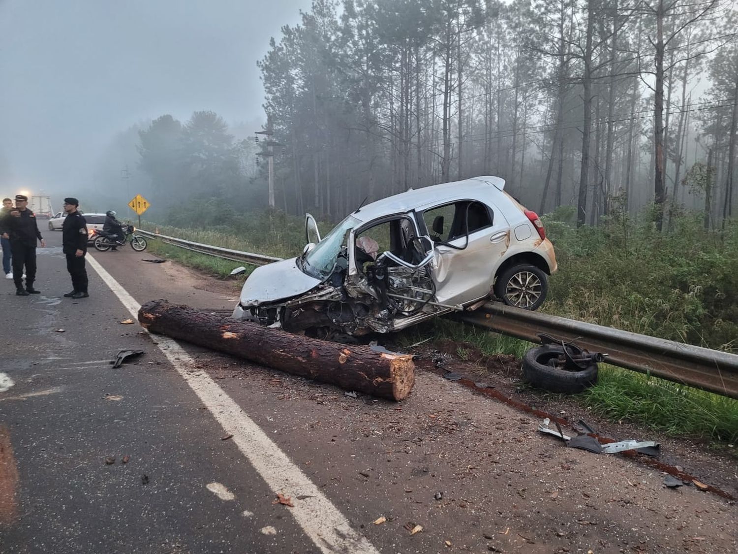 San Ignacio: camión perdió su carga de rollos de pino e impactó contra un auto