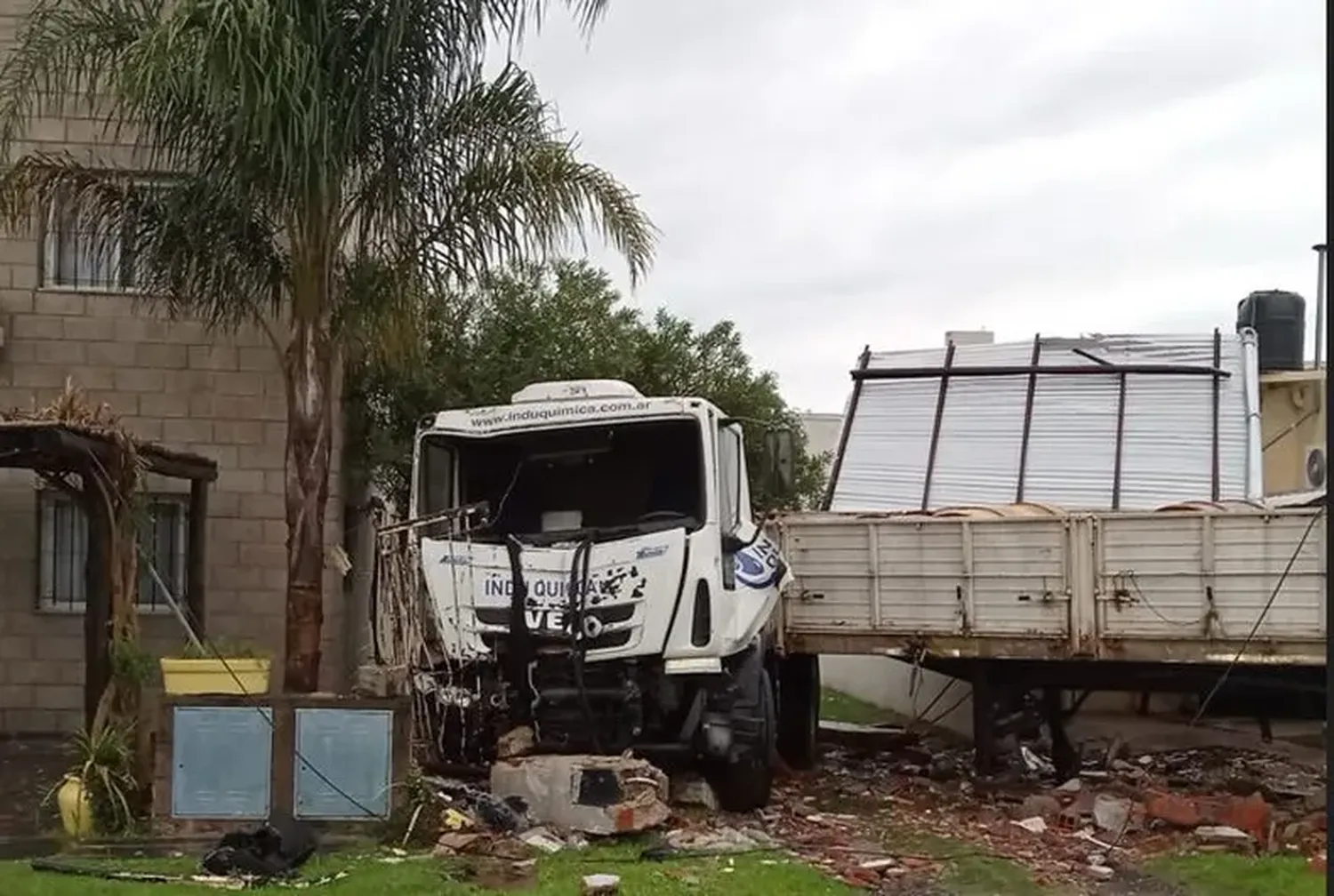 Impactante choque de un camión contra dos casas