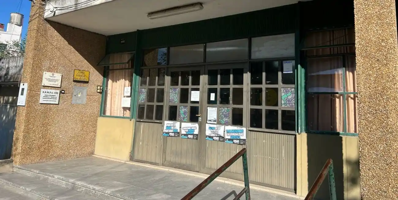 Entró a robar a una escuela, pero se quedó profundamente dormido en la biblioteca