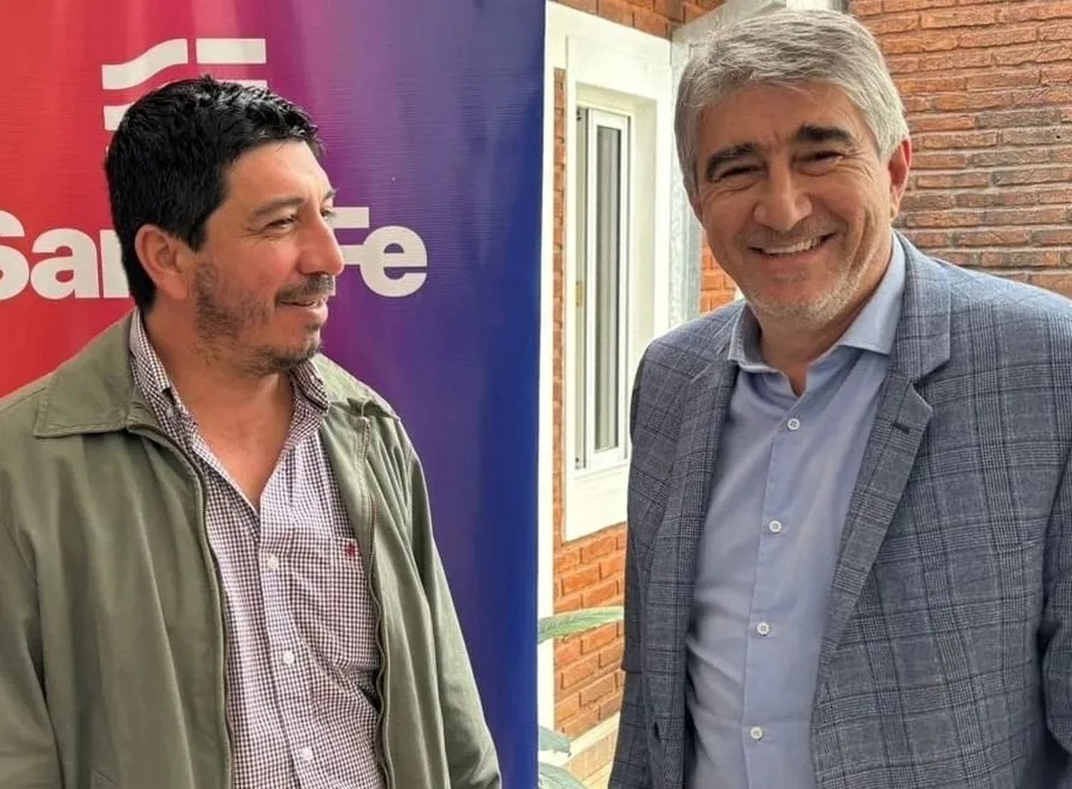 El candidato ganador junto al ministro de Gobierno, Fabián Bastía.