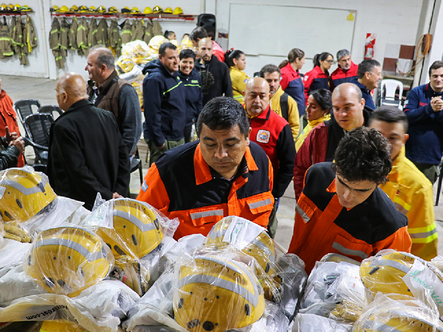 Entregaron equipamiento forestal y de protección personal a bomberos