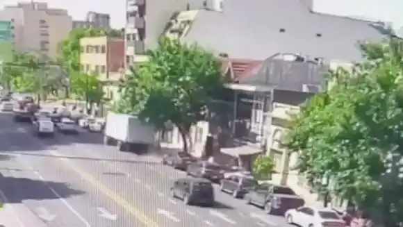 VIDEO | un camión atropelló a una mujer y provocó un choque en cadena sobre Avenida Nazca