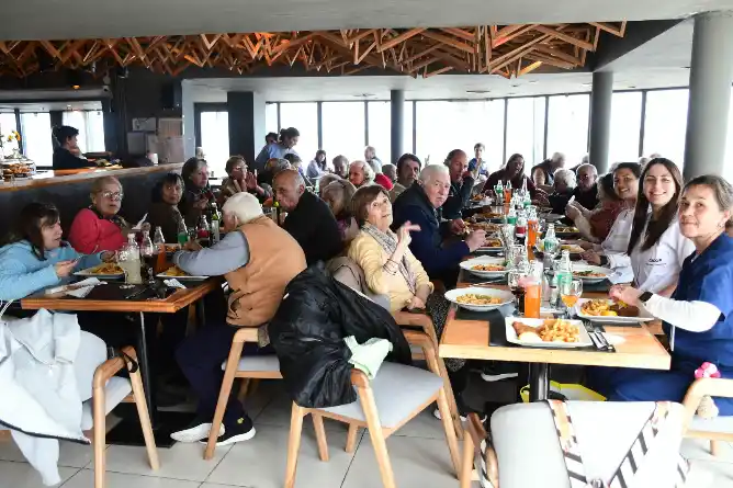 Residentes del Hogar Municipal de Larga Estadía de Chascomús disfrutaron de un paseo y almuerzo en la laguna