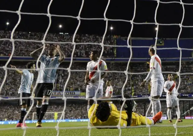 Argentina no pudo con Perú y por ahora está afuera del Mundial