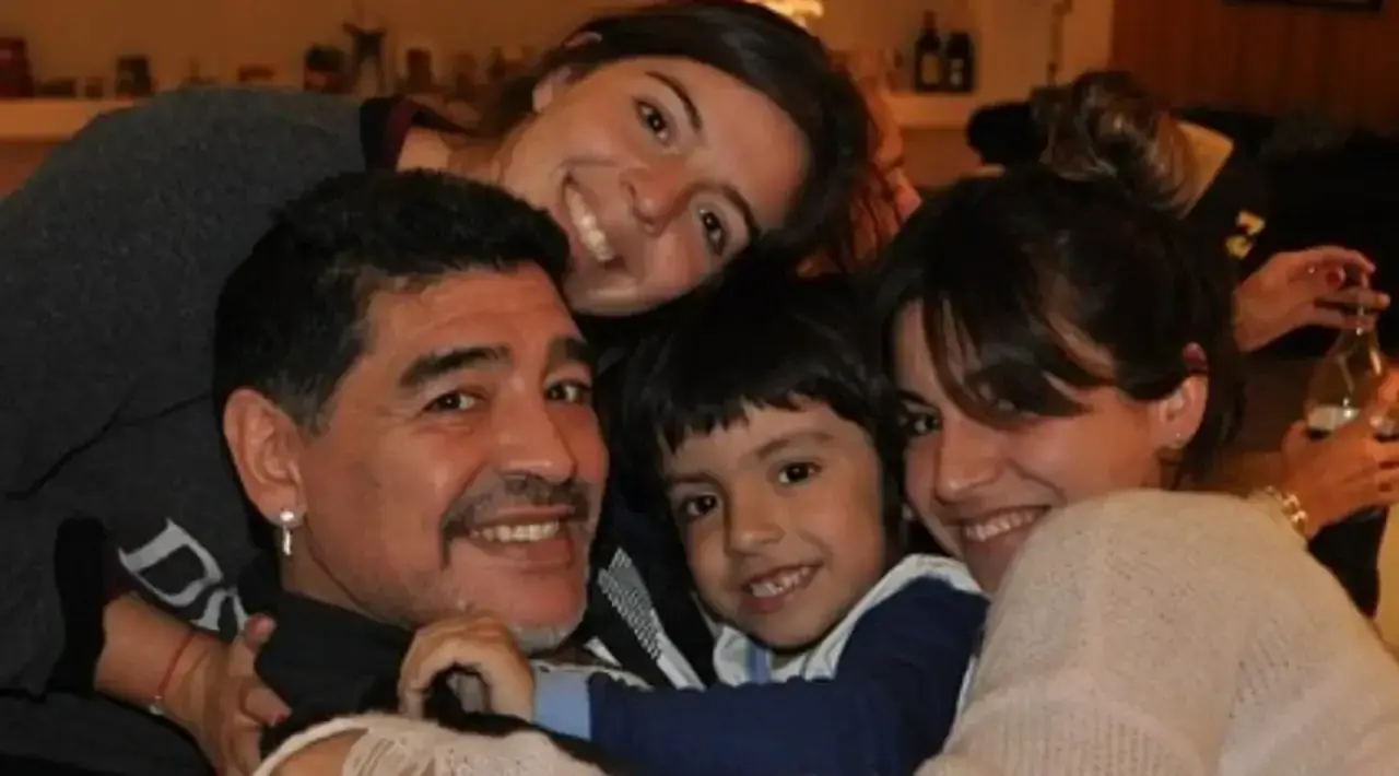 Maradona con sus hijas Dalma y Gianinna.