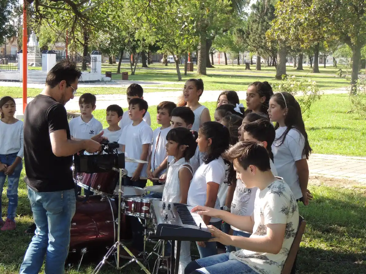 A través de una canción, el Coro de Niños de Devoto muestra a su pueblo en las redes sociales  (título) 