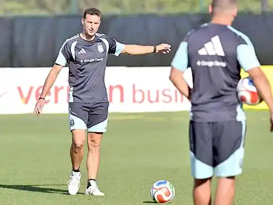 Scaloni define cambios en el mediocampo.