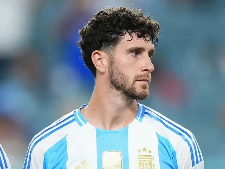 El entrerriano Marcos Senesi se suma a la convocatoria de futbolistas que disputarán la Copa Mundial de la FIFA