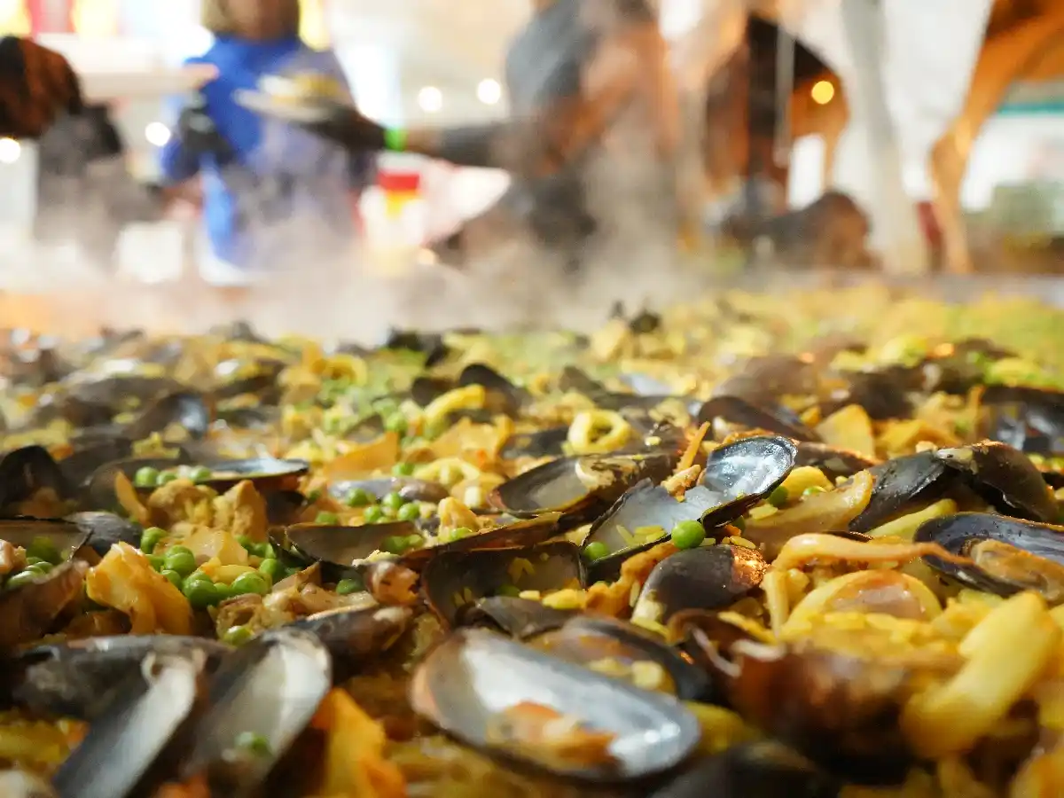 La paella, una opción para combatir el frío en la primera noche de la Buena Mesa