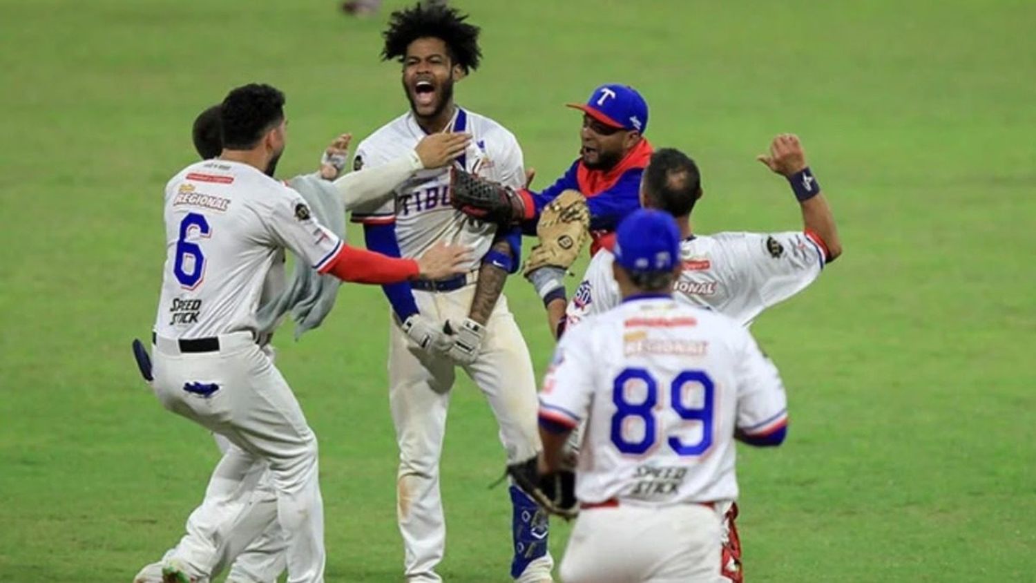¡SIN ECHAR DE MENOS A RONALD! Tiburones empataron final del beisbol apaleando a Leones