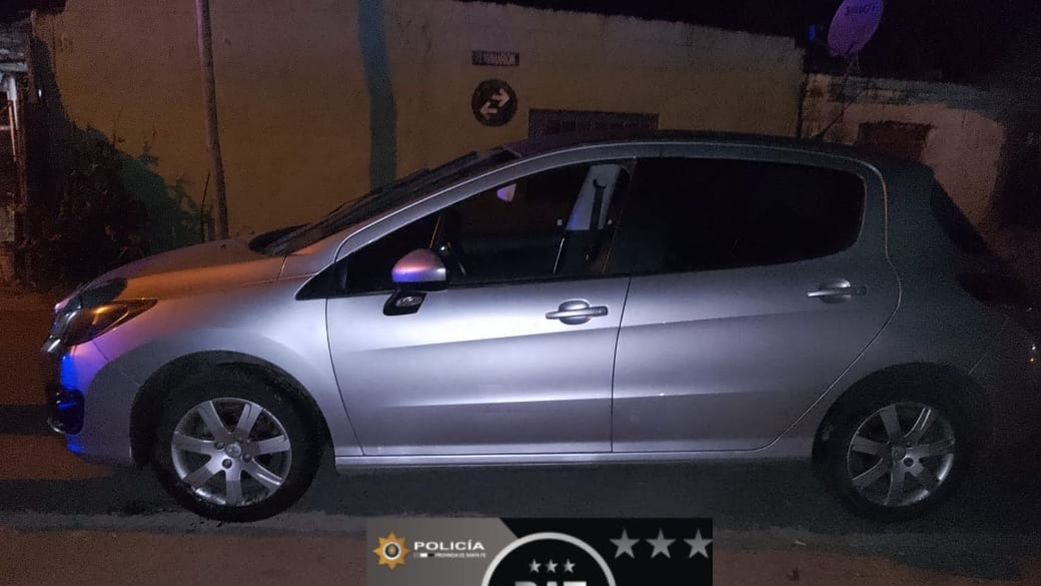 Cuatro jóvenes detenidos en zona sur tras intentar escapar de la policía en un auto robado.