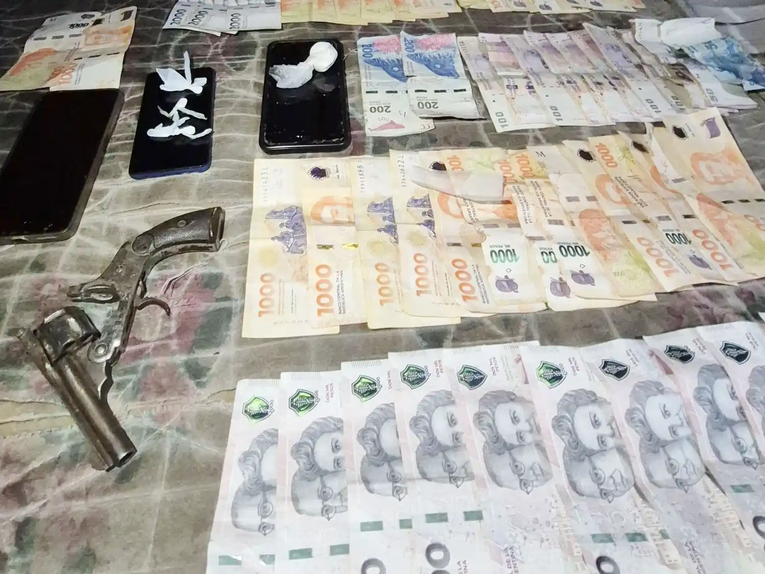 Secuestran cocaína y un arma de fuego en allanamientos antidroga