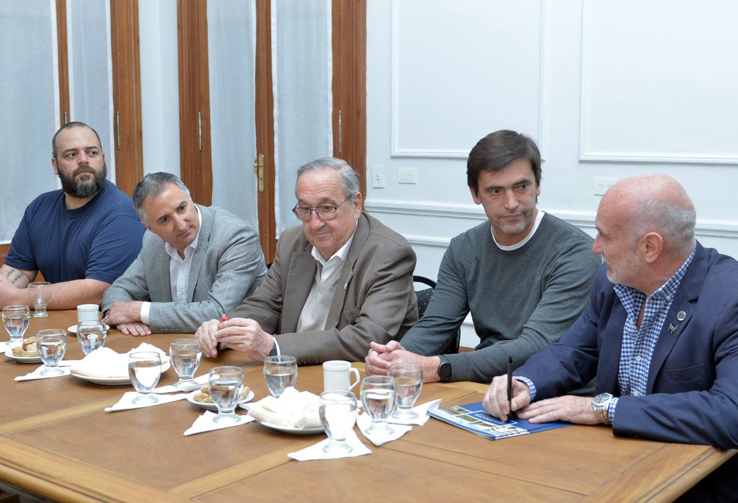 Miguel Iademarco, Gonzalo Santamarina, Miguel Lunghi, Rogelio Iparraguirre y Marcelo Aba durante la firma del acta.