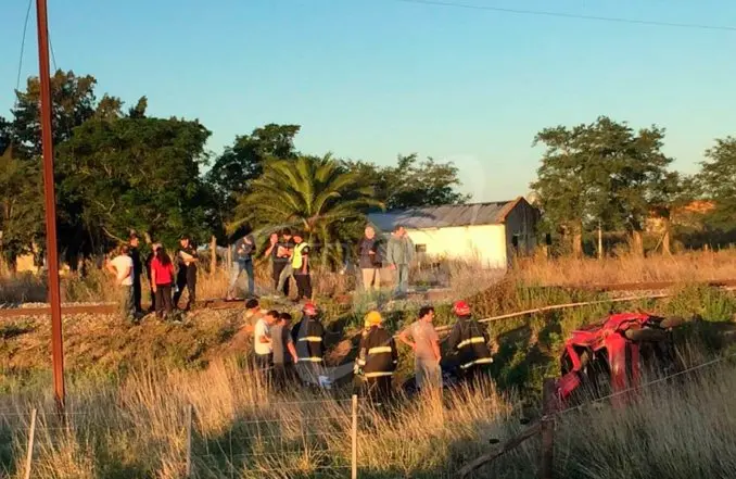 Locomotora chocó un auto en Castelli: 2 muertos