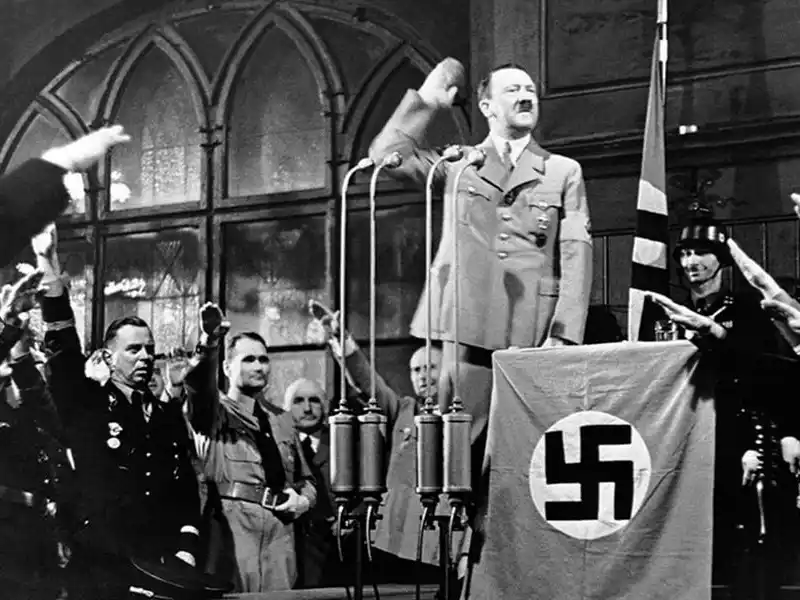 Adolf Hitler en la tribuna de la Hofbräuhaus en el aniversario de la fundación del partido, el 24 de febrero de 1937.