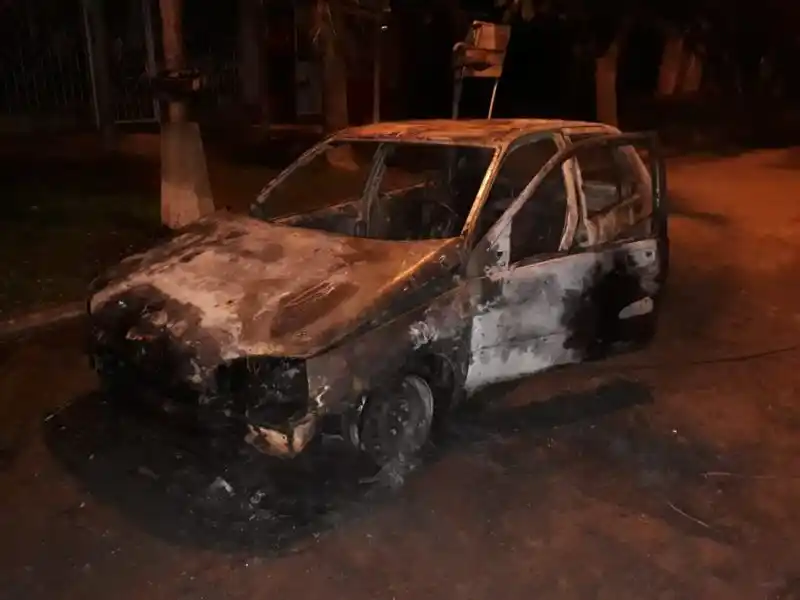 Incendiaron un Renault Clio en barrio Los Troncos