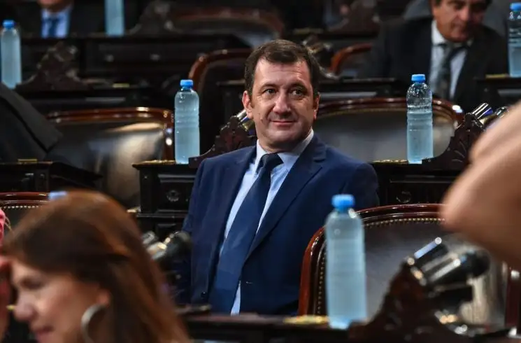 Con el voto de Kueider, el Gobierno consiguió el dictamen para tratar en el Senado la Ley Bases