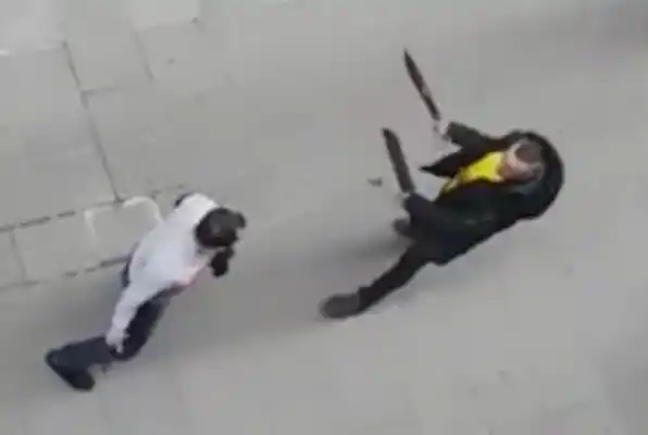 Un vecino grabó una violenta pelea a machetazos entre narcos en plena calle