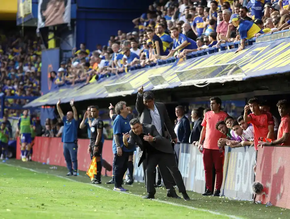 Marcelo Gallardo dando indicaciones.