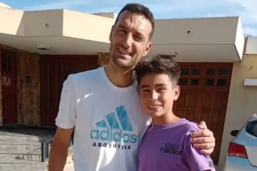 Lionel Scaloni se emocionó con el regalo especial que le hizo un nene en la puerta de su casa