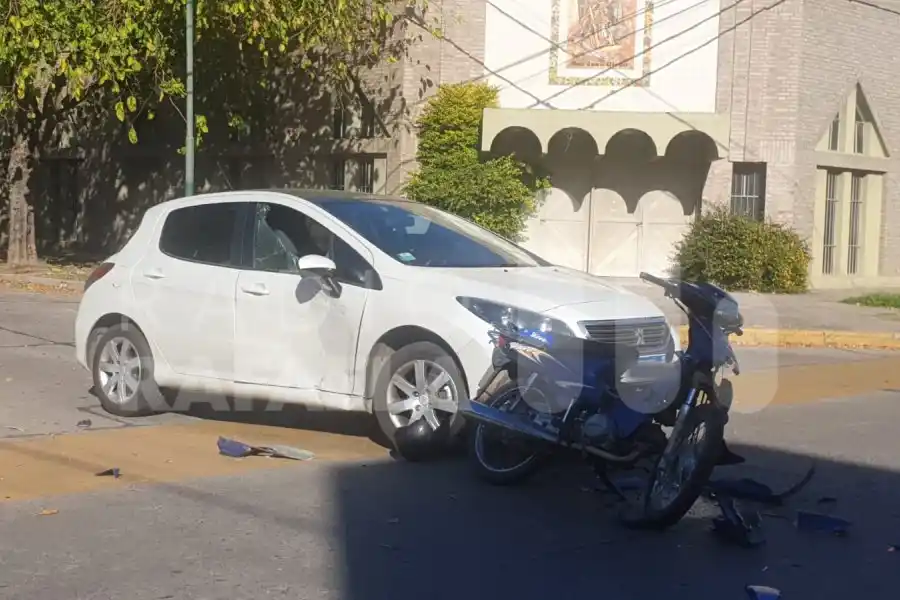 Fuerte impacto: una moto chocó contra el lateral de un automóvil haciendo estallar la ventanilla