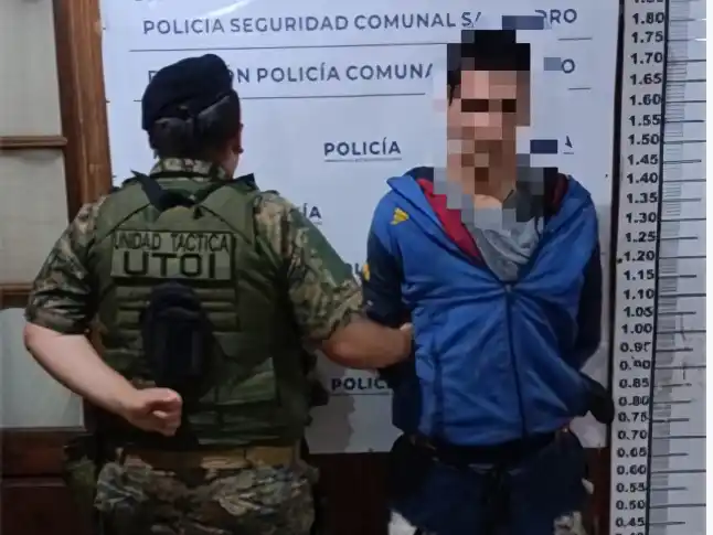 El hombre robó una billetera y un cargador.